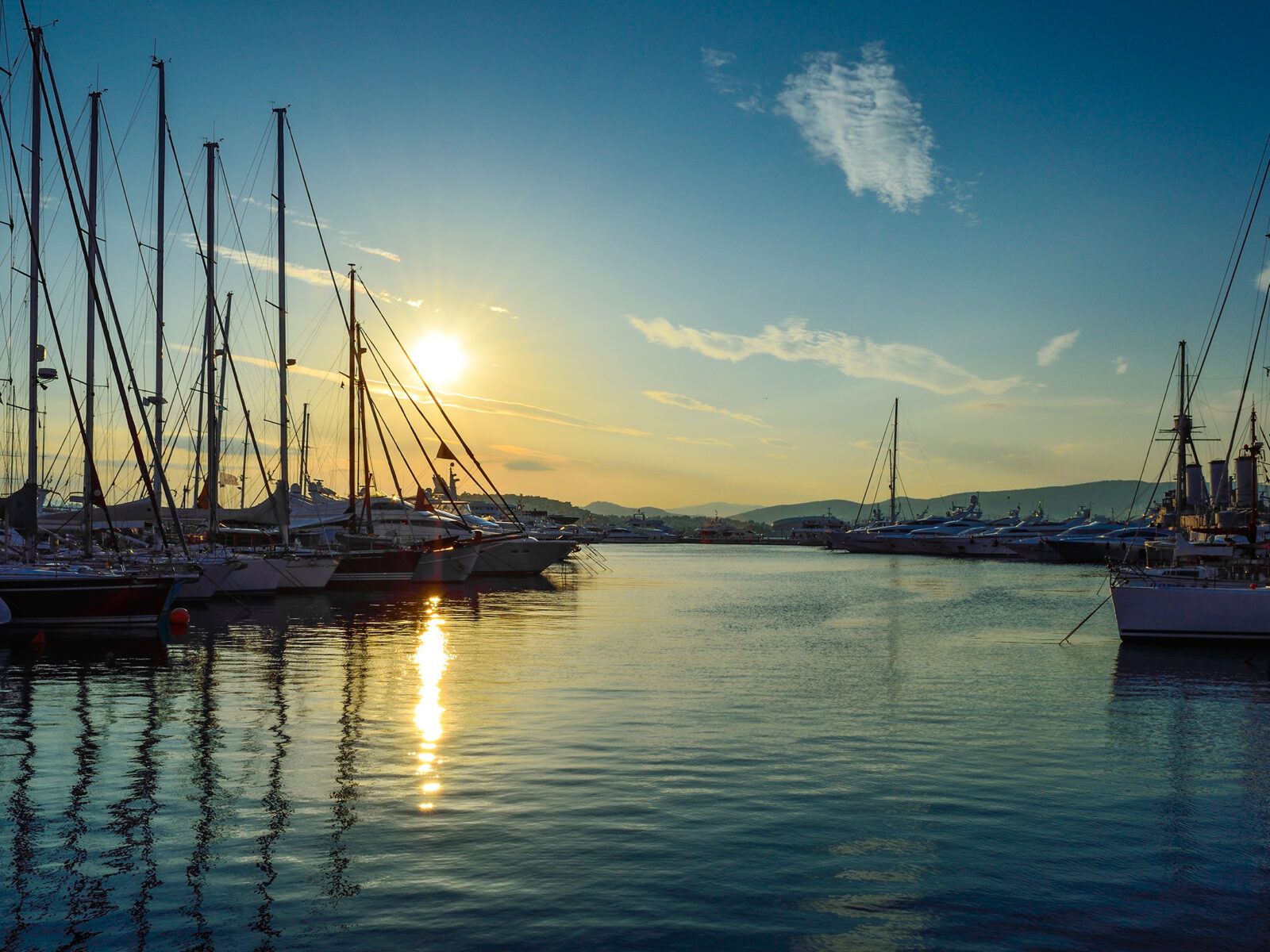 Sunset,Behind,The,Yachts,At,Marina,Flisvos,In,Athens,