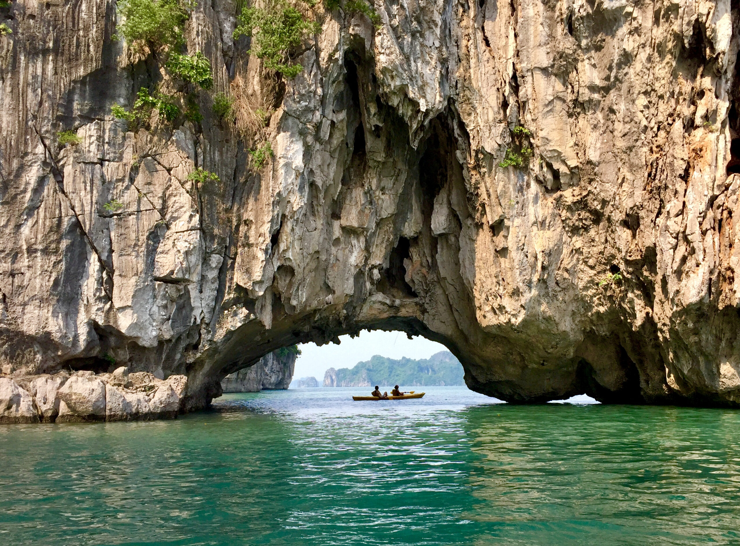 Kayaking,On,Bai,Tu,Long,Bay,In,Vietnam