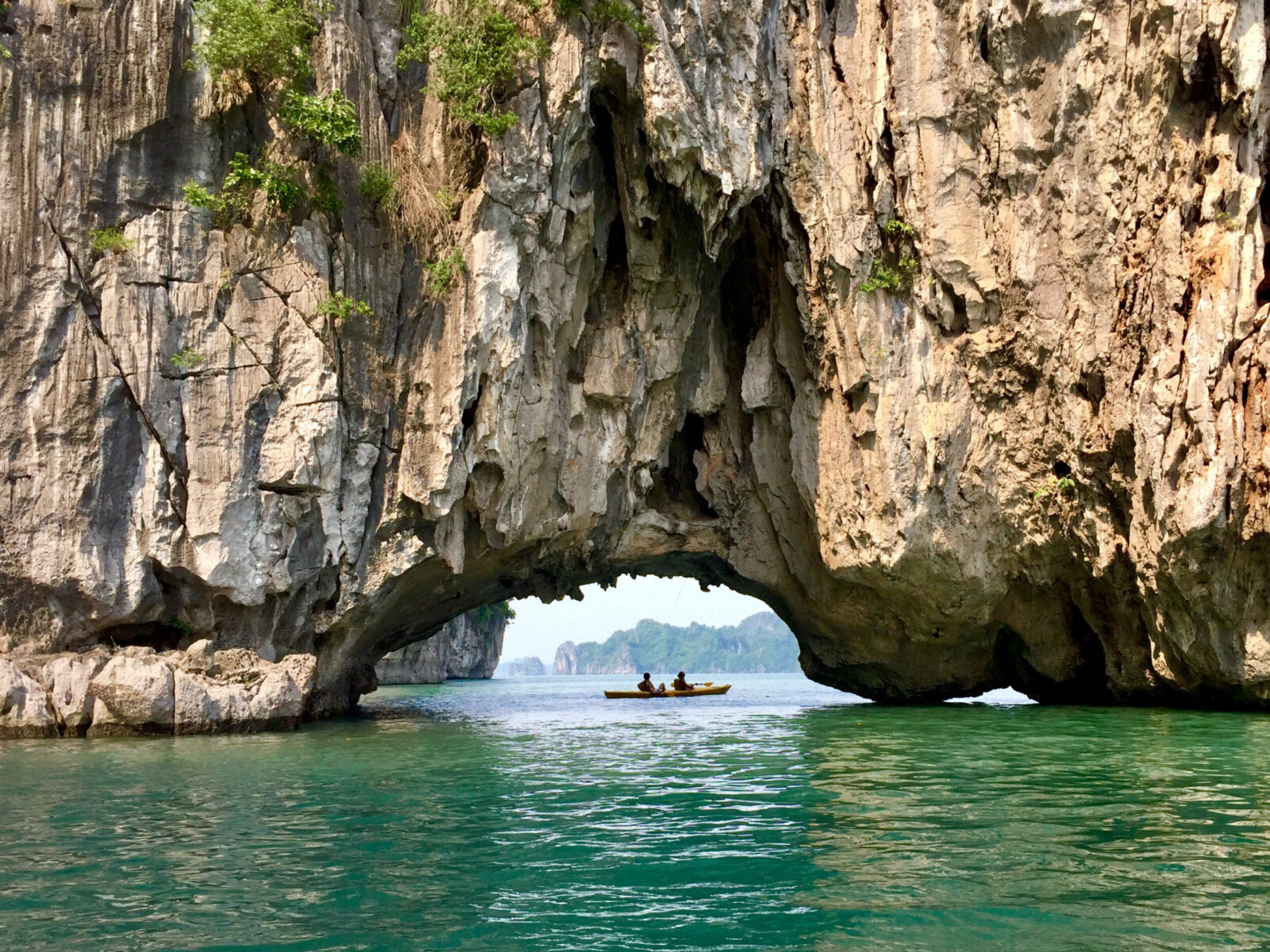 Kayaking,On,Bai,Tu,Long,Bay,In,Vietnam