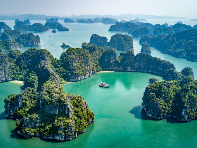 Cruising,In,Bai,Tu,Long,Bay,And,Halong,Bay,,Vietnam