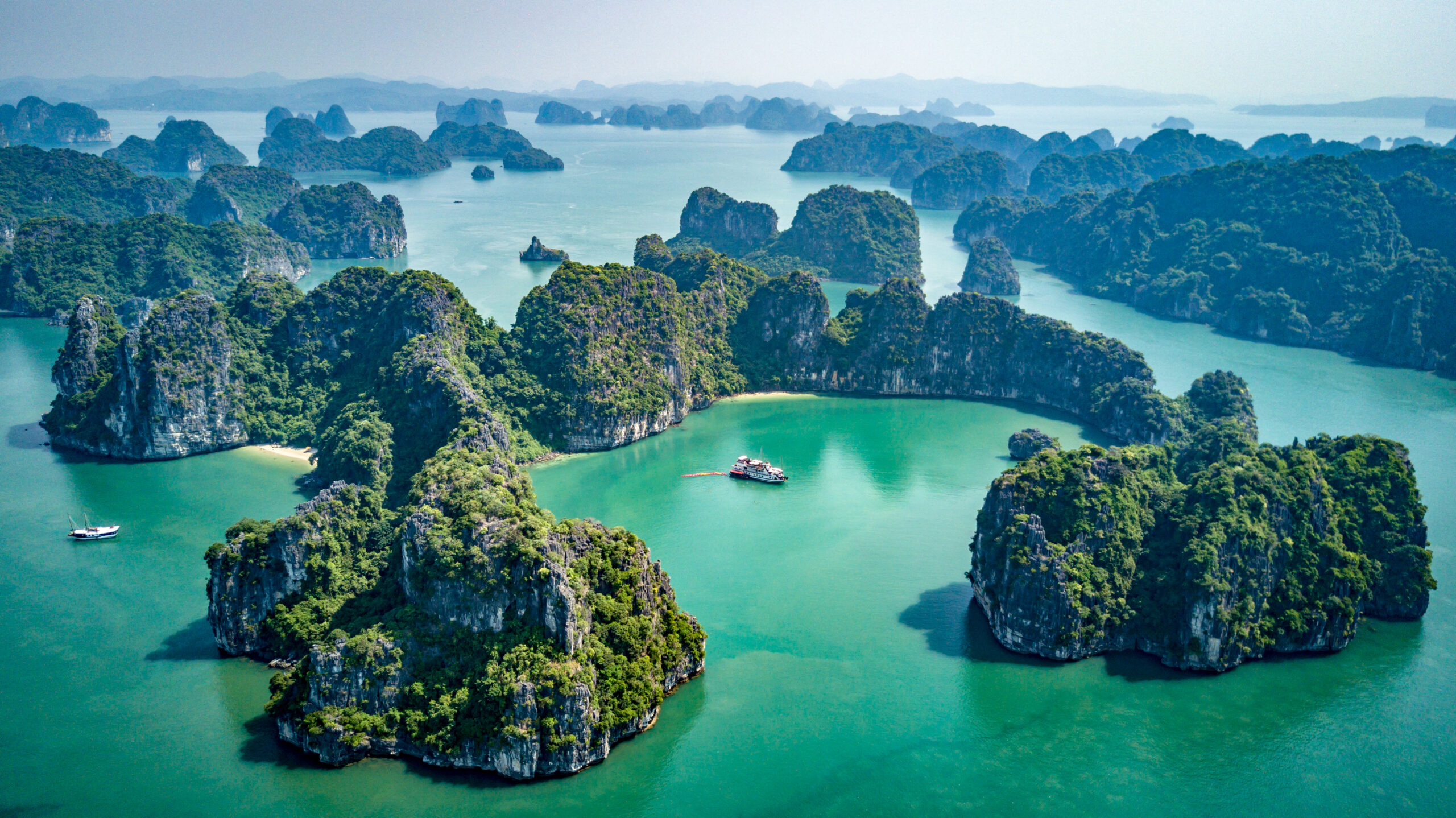 Cruising,In,Bai,Tu,Long,Bay,And,Halong,Bay,,Vietnam