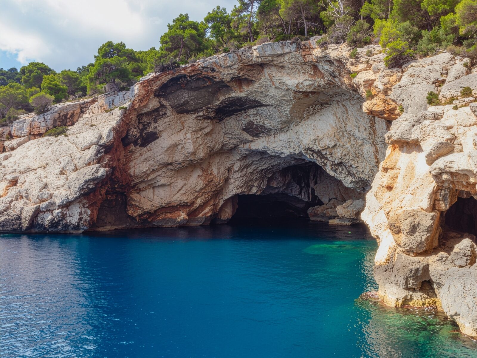 The,Blue,Cave,On,Bievo,Island,,Croatia,,Is,A,Stunning
