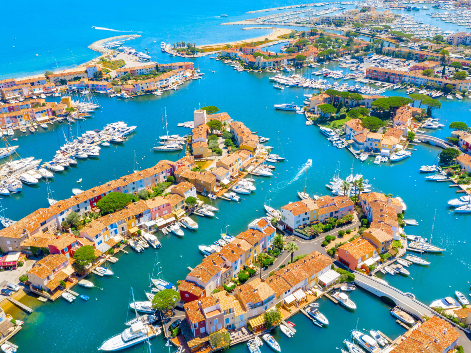 View,Of,Colorful,Houses,And,Boats,In,Port,Grimaud,During