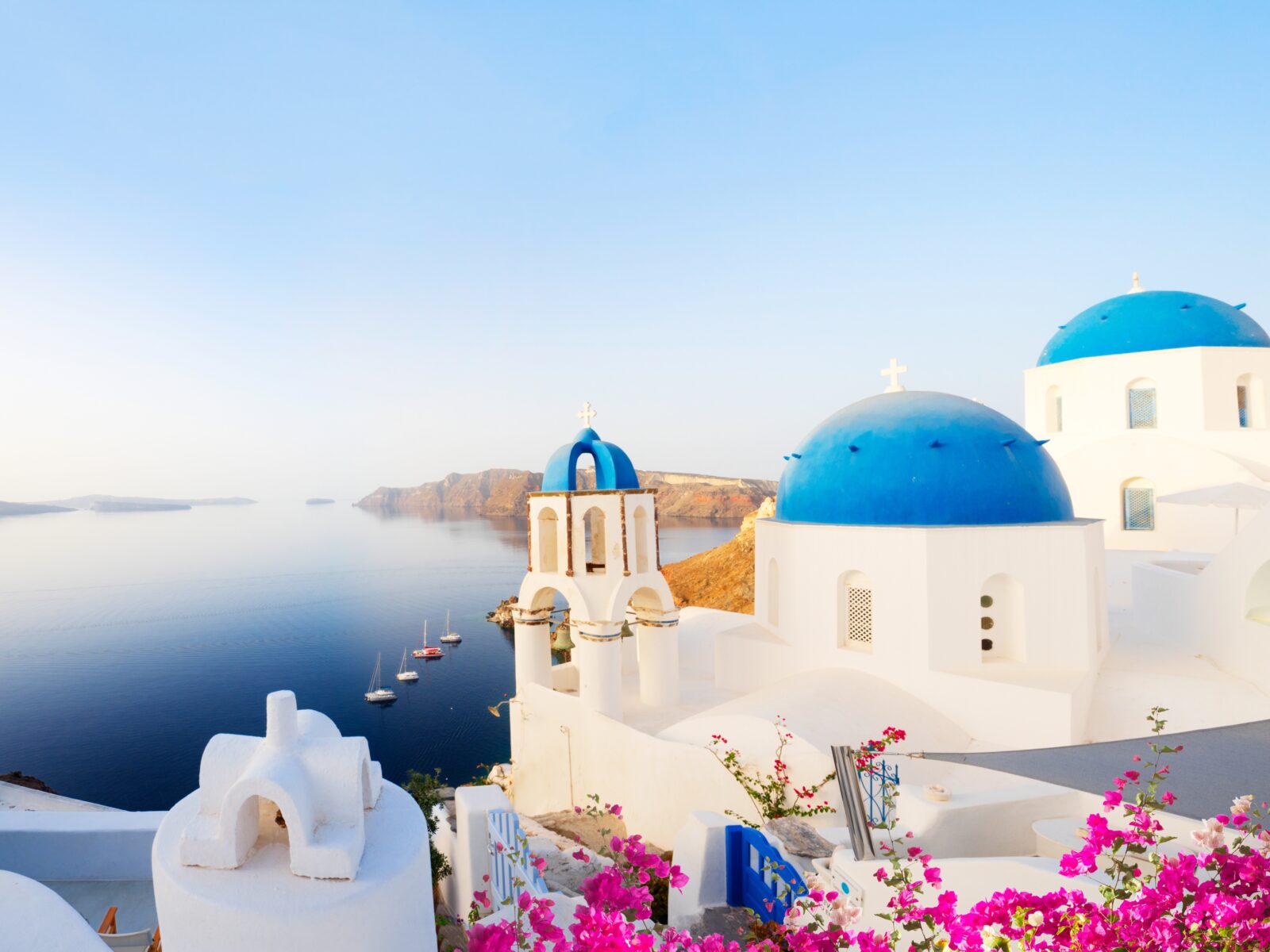 Traditional,Greek,Village,Oia,Of,Santorini,,With,Blue,Domes,Against