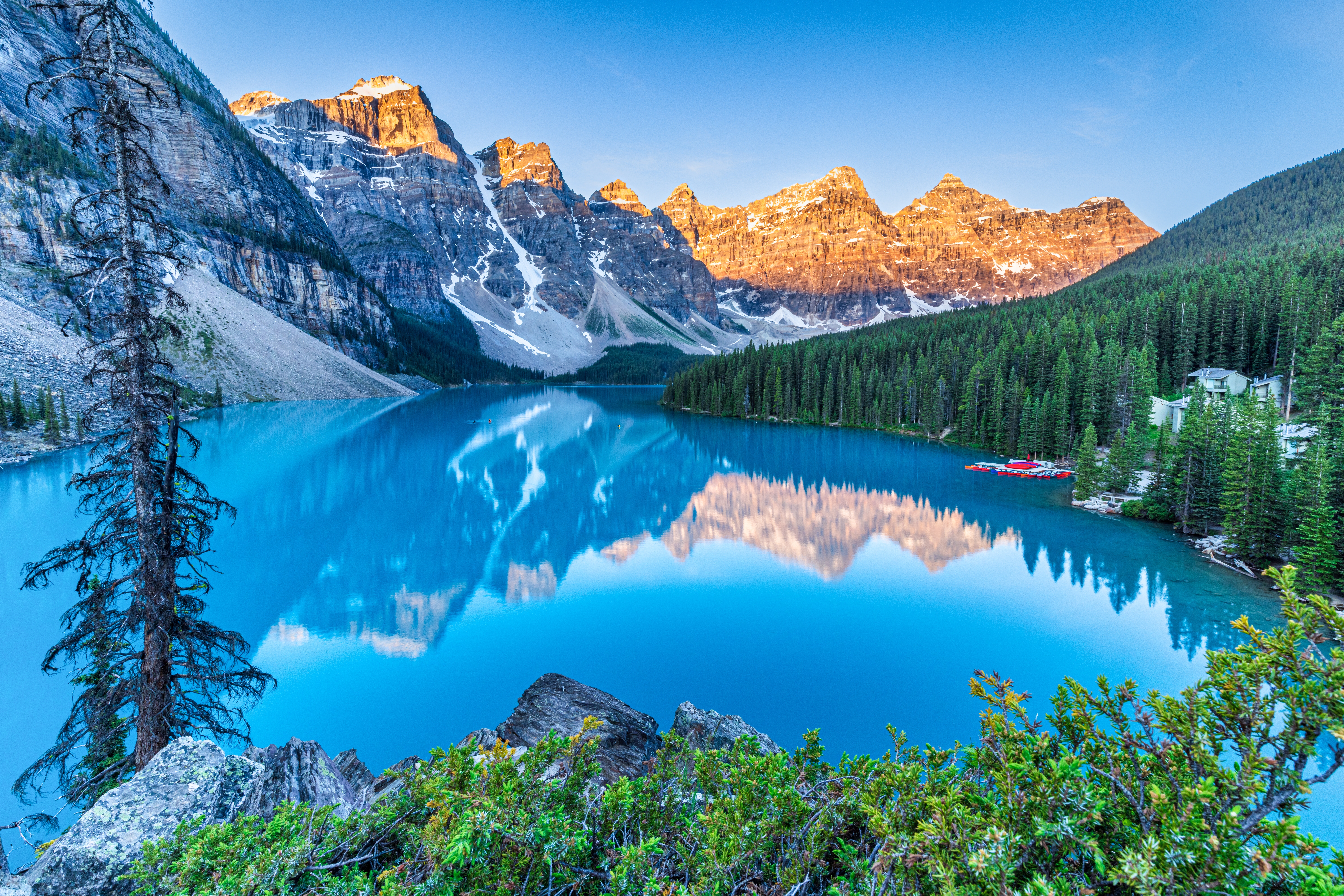Moraine,Lake,In,Alberta,Canada,-,Beautiful,Sunrise,With,Lighted
