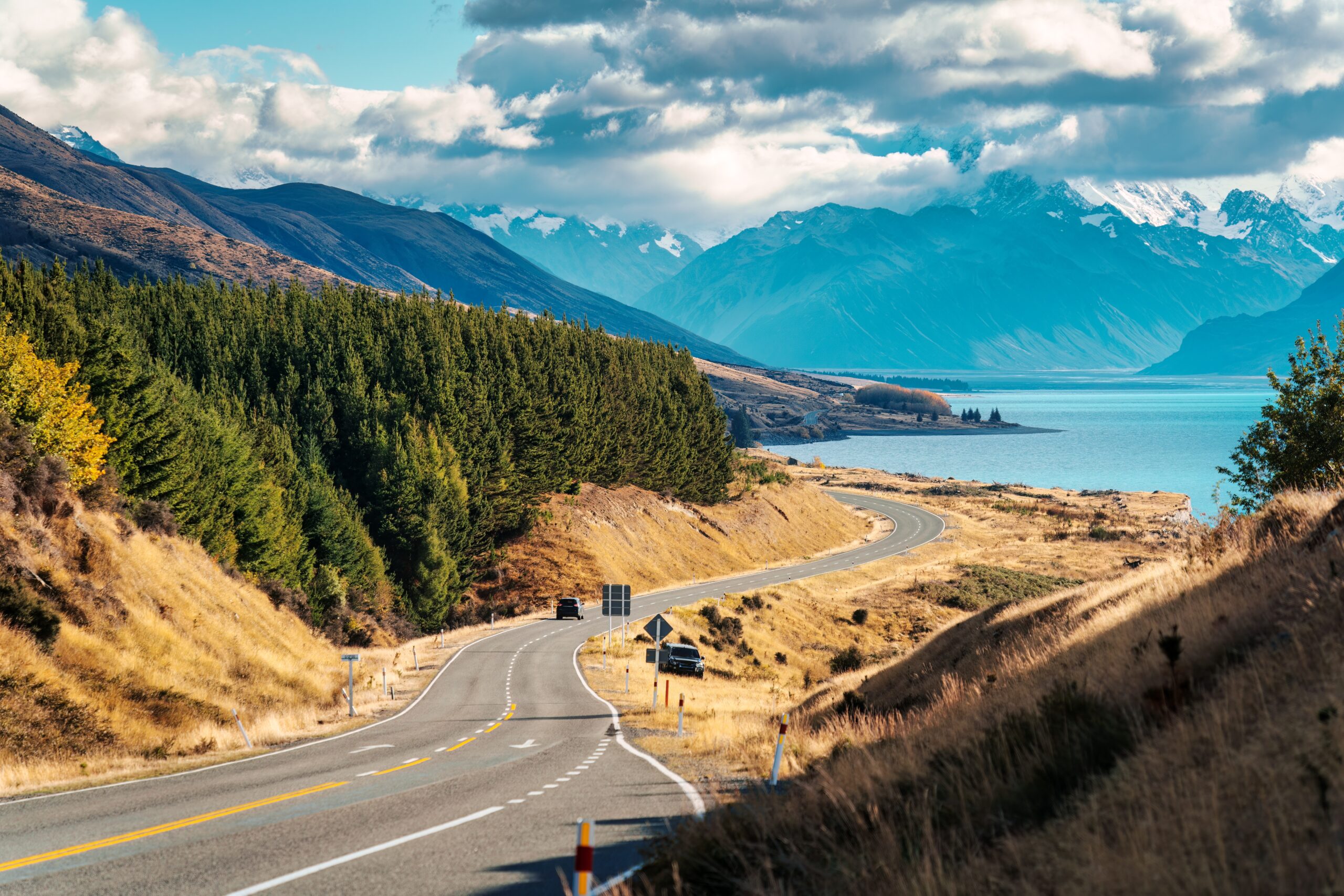 Scenic,Asphalt,Winding,Road,With,Mount,Cook,Or,Aoraki,And